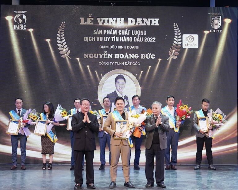 Nhà báo Phan Huy Hiền – Nguyên Phó Tổng Biên tập Báo Nhân dân, Tổng Biên tập Tạp chí Doanh nghiệp Việt Nam và ThS. Nhà báo – Luật gia Hồ Minh Sơn – Chủ tịch HĐQL Viện IRLPIE, Viện trưởng Viện IMRIC trao vinh danh cho ông Nguyễn Hoàng Đức