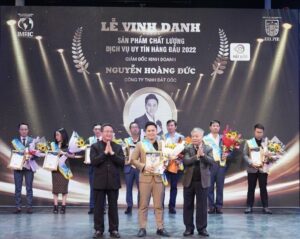 Nhà báo Phan Huy Hiền – Nguyên Phó Tổng Biên tập Báo Nhân dân, Tổng Biên tập Tạp chí Doanh nghiệp Việt Nam và ThS. Nhà báo – Luật gia Hồ Minh Sơn – Chủ tịch HĐQL Viện IRLPIE, Viện trưởng Viện IMRIC trao vinh danh cho ông Nguyễn Hoàng Đức